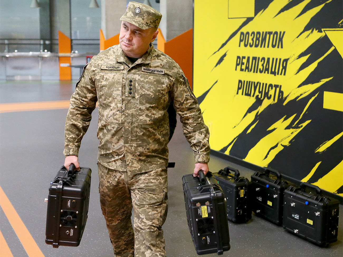 Козловський та ФК &quot;Рух&quot; передали антиланцетні комплекси та засоби РЕБ бійцям 45-ї окремої бригади